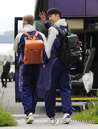 손흥민이 소속된 토트넘 홋스퍼가 2024-2025시즌 유럽축구연맹(UEFA) 유로파리그 결승전을 앞두고 20일 결전지 스페인 빌바오에 입성했다. 이번 결승전은 오는 22일 오전 4시 스페인 빌바오 산 마메스 경기장에서 잉글리시 프리미어리그의 또 다른 명문 맨체스터 유나이티드(이하 맨유)를 상대로 치러진다. 연합뉴스