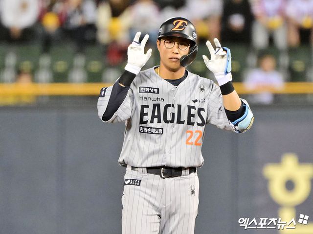 26일 오후 서울 송파구 잠실야구장에서 열린 '2025 신한 SOL Bank KBO리그' 한화 이글스와 LG 트윈스의 경기, 7회초 2사 한화 채은성이 2루타를 날린 후 세리머니를 하고 있다. 엑스포츠뉴스 DB