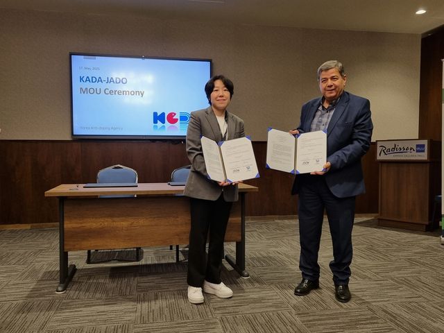 왼쪽부터 서민정 KADA 홍보실장, 요르단 도핑방지기구 카말 하디디 회장. KADA