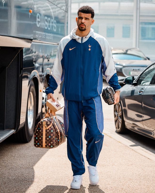 손흥민이 소속된 토트넘 홋스퍼가 2024-2025시즌 유럽축구연맹(UEFA) 유로파리그 결승전을 앞두고 20일 결전지 스페인 빌바오에 입성했다. 이번 결승전은 오는 22일 오전 4시(한국시간) 스페인 빌바오 산 마메스 경기장에서 잉글리시 프리미어리그의 또 다른 명문 맨체스터 유나이티드(이하 맨유)를 상대로 치러진다. 손흥민은 최근 사우디아라비아 구단과 2400억 이적설에 휩싸이면서 더욱 큰 관심을 받고 있다. 손흥민은 최근 부상자들 속출에 따라 맨유전 선발 출전 확률이 높다. 토트넘