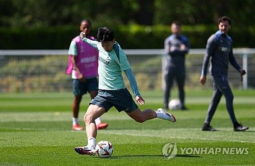 영국 매체 'TBR풋볼'은 최근 보도에서 '손흥민은 토트넘과 1년 연장 계약을 맺은 상태지만, 시즌 종료 후 이적 가능성이 다시 제기되고 있다"며 "사우디아라비아의 복수 구단이 손흥민 영입을 위한 움직임을 재개했다'고 전했다. 매체는 이어 '결국 손흥민의 미래는 토트넘 구단의 차기 시즌 구상과도 직결된다. 결승전 종료 이후 구단이 감독진과의 논의를 통해 손흥민에 대한 명확한 입장을 정리할 가능성이 있다'고 덧붙였다. 이와 관련해 토트넘 팬 커뮤니티 기반의 뉴스 채널 '토트넘 홋스퍼 뉴스' 역시 19일 '토트넘 내부적으로는 손흥민을 이번 여름 이적시장에서 매각하는 방향으로 점차 입장을 굳혀가고 있다. 사우디 구단들의 제안이 구체화될 경우, 이를 수용할 수 있다는 기류가 형성됐다'고 했다. 실제로 손흥민은 지난 시즌 종료 직후, 사우디아라비아 측으로부터 4년간 총액 약 2400억원에 달하는 초대형 계약 제안을 받은 바 있다. 연합뉴스