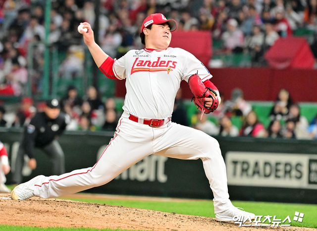 11일 오후 인천SSG랜더스필드에서 열린 '2025 신한 SOL Bank KBO리그' KIA 타이거즈와 SSG 랜더스의 더블헤더 2차전 경기, 8회초 SSG 이로운이 공을 힘차게 던지고 있다. 엑스포츠뉴스 DB