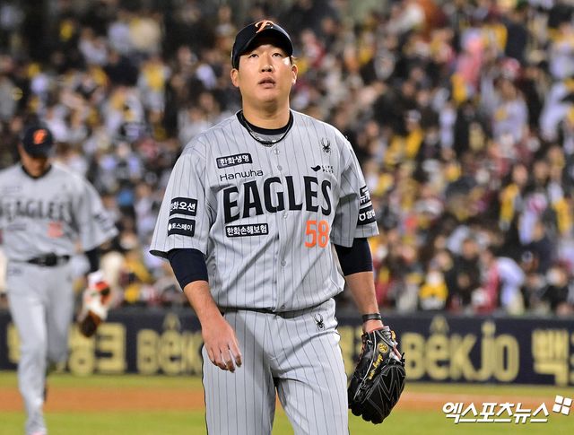 25일 오후 서울 송파구 잠실야구장에서 열린 '2025 신한 SOL Bank KBO리그' 한화 이글스와 LG 트윈스의 경기, 7회말 수비를 마친 한화 박상원이 마운드를 내려오고 있다. 엑스포츠뉴스 DB