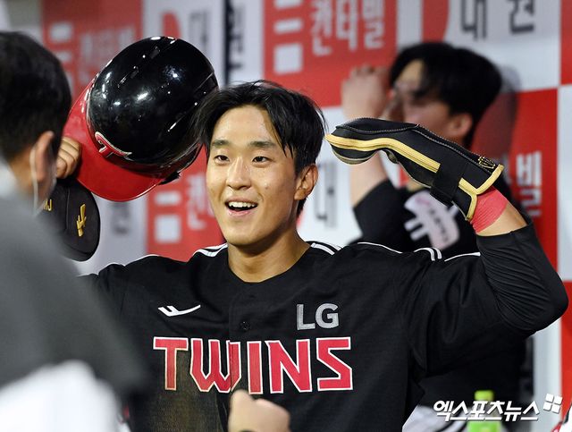 LG 외야수 송찬의는 20일 사직구장에서 열린 '2025 신한 SOL Bank KBO 리그' 롯데와 주중 3연전 첫 번째 경기에서 6번타자 우익수로 선발 출전했다. 2회초 생애 첫 만루 홈런을 터트리는 등 6타점으로 공격에 활력을 불어넣었다. 엑스포츠뉴스 DB