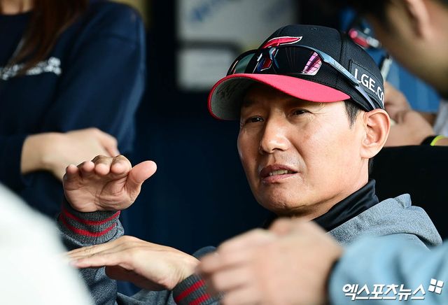 염경엽 LG 감독(사진)은 20일 사직구장에서 열릴 '2025 신한 SOL Bank KBO 리그' 롯데와 주중 3연전 첫 번째 경기를 앞두고 외야수 홍창기 부상 소식에 깊은 한숨을 쉬었다. 엑스포츠뉴스 DB