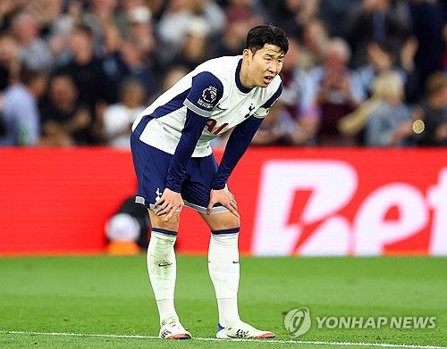 영국 매체 'TBR풋볼'은 최근 보도에서 '손흥민은 토트넘과 1년 연장 계약을 맺은 상태지만, 시즌 종료 후 이적 가능성이 다시 제기되고 있다"며 "사우디아라비아의 복수 구단이 손흥민 영입을 위한 움직임을 재개했다'고 전했다. 매체는 이어 '결국 손흥민의 미래는 토트넘 구단의 차기 시즌 구상과도 직결된다. 결승전 종료 이후 구단이 감독진과의 논의를 통해 손흥민에 대한 명확한 입장을 정리할 가능성이 있다'고 덧붙였다. 이와 관련해 토트넘 팬 커뮤니티 기반의 뉴스 채널 '토트넘 홋스퍼 뉴스' 역시 19일 '토트넘 내부적으로는 손흥민을 이번 여름 이적시장에서 매각하는 방향으로 점차 입장을 굳혀가고 있다. 사우디 구단들의 제안이 구체화될 경우, 이를 수용할 수 있다는 기류가 형성됐다'고 했다. 실제로 손흥민은 지난 시즌 종료 직후, 사우디아라비아 측으로부터 4년간 총액 약 2400억원에 달하는 초대형 계약 제안을 받은 바 있다. 연합뉴스