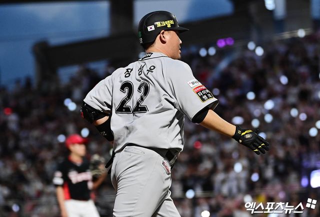 KT 위즈 포수 장성우가 20일 수원 KT위즈파크에서 열린 2025 신한 SOL Bank KBO리그 KIA 타이거즈와의 팀 간 4차전에서 5회말 2점 홈런을 기록, 팀 승리를 이끌었다. 사진 박지영 기자