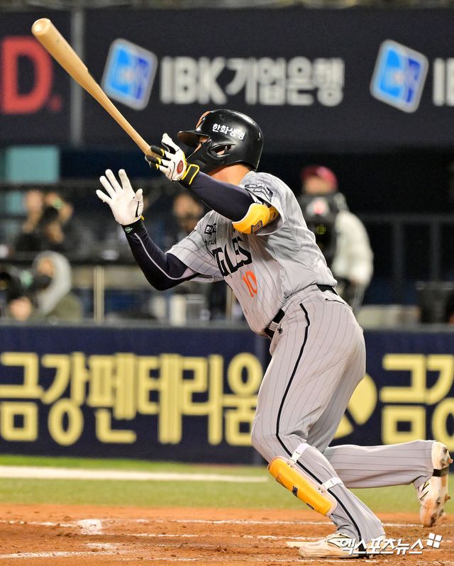 10일 오후 서울 송파구 잠실야구장에서 열린 '2025 신한 SOL Bank KBO리그' 한화 이글스와 두산 베어스의 경기, 6회초 2사 1루 한화 이진영이 좌중간 안타를 날리고 있다. 엑스포츠뉴스 DB