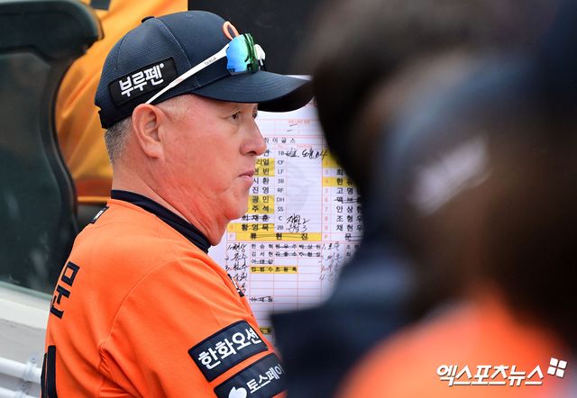 18일 오후 대전 한화생명 볼파크에서 열린 '2025 신한 SOL Bank KBO리그' SSG 랜더스와 한화 이글스의 경기, 한화 김경문 감독이 경기를 지켜보고 있다. 엑스포츠뉴스 DB