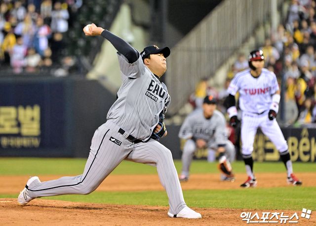 27일 오후 서울 송파구 잠실야구장에서 열린 '2025 신한 SOL Bank KBO리그' 한화 이글스와 LG 트윈스의 경기, 7회말 2사 1,2루 한화 한승혁이 공을 힘차게 던지고 있다. 엑스포츠뉴스 DB