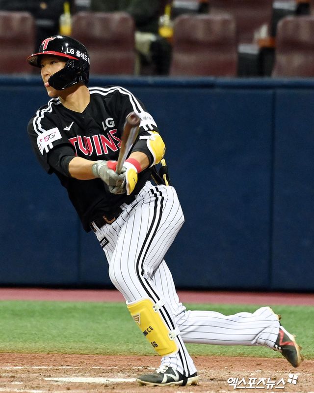 LG 외야수 송찬의는 20일 사직구장에서 열린 '2025 신한 SOL Bank KBO 리그' 롯데와 주중 3연전 첫 번째 경기에서 6번타자 우익수로 선발 출전했다. 2회초 생애 첫 만루 홈런을 터트리는 등 6타점으로 공격에 활력을 불어넣었다. 엑스포츠뉴스 DB