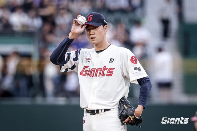 롯데 투수 윤성빈은 20일 사직구장에서 열린 '2025 신한 SOL Bank KBO 리그' LG와 주중 3연전 첫 번째 경기에서 선발 등판했다. 제구 난조에 발목이 잡혀 1이닝 9실점으로 조기 강판됐다. 롯데 자이언츠