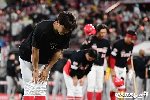 KIA 타이거즈 좌완 윤영철이 20일 수원 KT위즈파크에서 열린 2025 신한 SOL Bank KBO리그 KT 위즈와의 팀 간 4차전에 선발등판,&nbsp;4⅓이닝 3피안타 3볼넷 3탈삼진 3실점을 기록, 패전투수가 됐다. 사진 박지영 기자