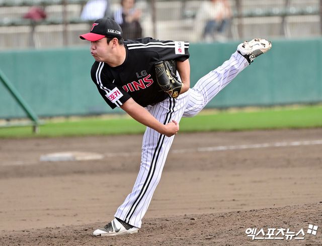 LG 투수 성동현은 20일 사직구장에서 열린 '2025 신한 SOL Bank KBO 리그' 롯데와 주중 3연전 첫 번째 경기에서 구원 등판했다. 상대 타선을 제압하지 못하는 불안한 투구로 추격을 허용했다. 엑스포츠뉴스 DB