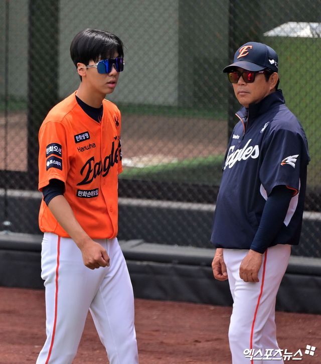 18일 오후 대전 한화생명 볼파크에서 열리는 '2025 신한 SOL Bank KBO리그' SSG 랜더스와 한화 이글스의 경기, 한화 황준서가 훈련에 임하고 있다. 엑스포츠뉴스 DB