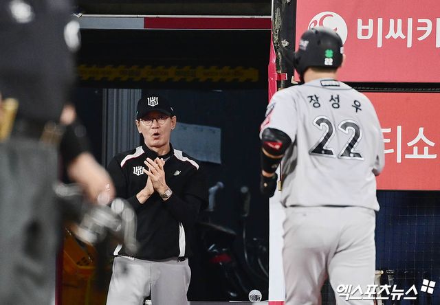 이강철(왼쪽) KT 위즈 감독이 20일 수원 KT위즈파크에서 열린 2025 신한 SOL Bank KBO리그 KIA 타이거즈와의 팀 간 4차전에서 5회말 2점 홈런을 기록한 장성우에게 박수를 보냈다. 사진 박지영 기자