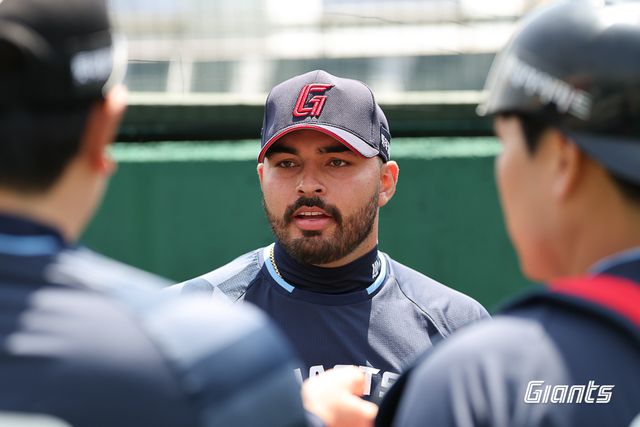 롯데 투수 감보아(가운데)는 다음 주중시리즈인 대구 삼성전에 출격할 전망이다. 롯데 자이언츠