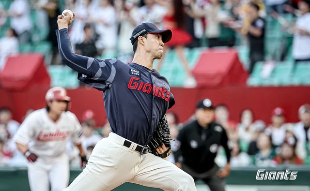 롯데 투수 윤성빈은 20일 사직구장에서 열릴 '2025 신한 SOL Bank KBO 리그' LG와 주중 3연전 첫 번째 경기에서 선발 등판할 예정이다. 지난해 이후 294일 만에 출격이다. 롯데 자이언츠