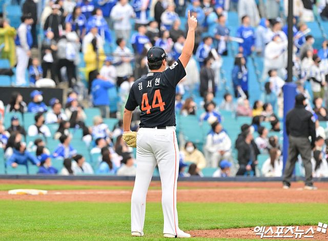 5일 오후 대구삼성라이온즈파크에서 열린 '2025 신한 SOL Bank KBO리그' 한화 이글스와 삼성 라이온즈의 경기, 한화가 문현빈의 역전 스리런 홈런에 힘입어 삼성에 7:6 역전승을 거두며 4연패에서 탈출했다. 이날 경기에서 승리한 한화 김서현이 기뻐하고 있다. 엑스포츠뉴스 DB