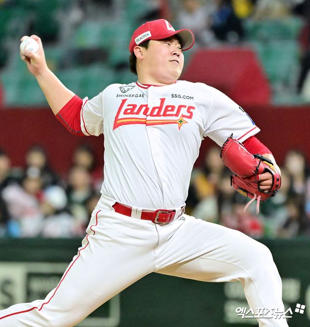 29일 오후 인천SSG랜더스필드에서 열린 '2025 신한 SOL Bank KBO리그' 삼성 라이온즈와 SSG 랜더스의 경기, 6회초 SSG 이로운이 공을 힘차게 던지고 있다. 엑스포츠뉴스 DB