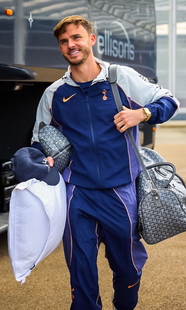 손흥민이 소속된 토트넘 홋스퍼가 2024-2025시즌 유럽축구연맹(UEFA) 유로파리그 결승전을 앞두고 20일 결전지 스페인 빌바오에 입성했다. 이번 결승전은 오는 22일 오전 4시(한국시간) 스페인 빌바오 산 마메스 경기장에서 잉글리시 프리미어리그의 또 다른 명문 맨체스터 유나이티드(이하 맨유)를 상대로 치러진다. 손흥민은 최근 사우디아라비아 구단과 2400억 이적설에 휩싸이면서 더욱 큰 관심을 받고 있다. 손흥민은 최근 부상자들 속출에 따라 맨유전 선발 출전 확률이 높다. 토트넘