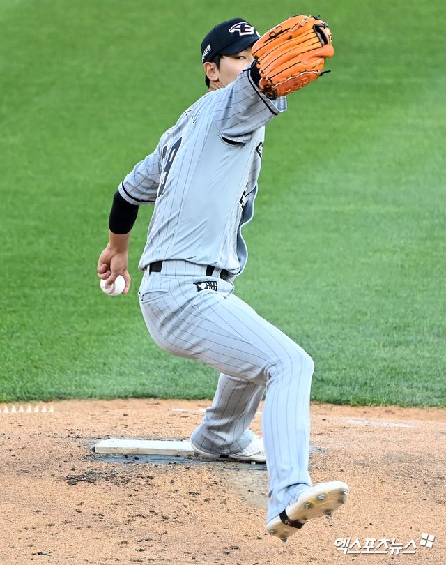 4일 오후 수원KT위즈파크에서 열린 '2024 신한 SOL Bank KBO리그' 한화 이글스와 KT 위즈의 경기, 1회말 한화 선발투수 황준서가 공을 힘차게 던지고 있다. 엑스포츠뉴스 DB