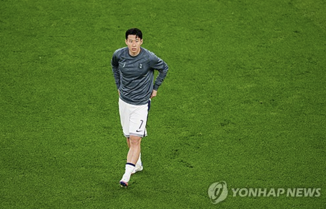 토트넘은 22일(한국시간) 오전 4시부터 스페인 빌바오의 에스타디오 산 마메스에서 맨체스터 유나이티드(잉글랜드)와 2024-2025시즌 유럽축구연맹(UEFA) 유로파리그 결승전을 치르고 있다. 부상에서 최근 복귀한 손흥민은 이날 경기에서 벤치 대기하는 중이다. 토트넘은 전반 42분 상대 수비수 루크 쇼의 자책골로 1-0 앞선 채 전반을 마쳤다. 이대로 끝나면 손흥민은 2015년 토트넘 입단 후 공식대회 첫 우승을 거머쥔다. 연합뉴스