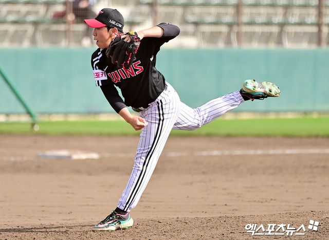 LG 투수 박명근은 지난 20일 사직구장에서 열린 '2025 신한 SOL Bank KBO 리그' 롯데와 주중 3연전 첫 번째 경기에서 구원 등판했다. 6회말 무사 만루 위기를 이겨내며 팀 승리에 힘을 보탰다. 엑스포츠뉴스 DB