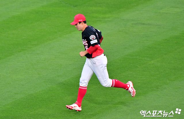KIA 타이거즈 외야수 최원준이 21일 수원 KT위즈파크에서 열린 2025 신한 SOL Bank KBO리그 KT 위즈와의 팀 간 5차전에서 1회말 수비 실책을 범한 뒤 교체됐다. 사진 김한준 기자