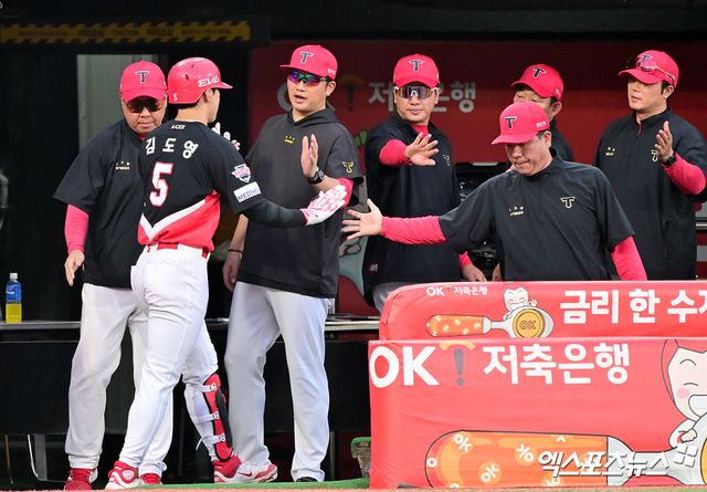 KIA 타이거즈 김도영이 21일 수원 KT위즈파크에서 열린 2025 신한 SOL Bank KBO리그 KT 위즈와의 팀 간 5차전에서 3회초 1타점 외야 희생 플라이를 기록했다. 사진 김한준 기자