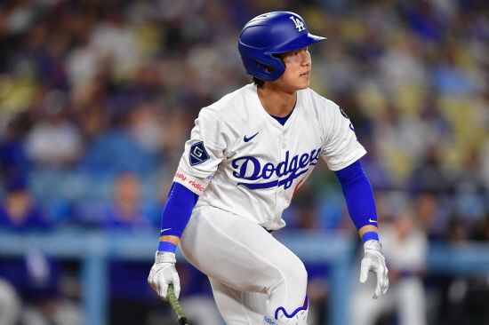 김혜성은 21일 오전 11시10분 미국 캘리포니아주 로스앤젤레스 다저스타디움에서 열리는 2025 메이저리그(MLB) 정규시즌 애리조나 다이아몬드백스와의 홈경기에 9번 타자 겸 2루수로 선발 출전한다. 김혜성은 전날 2번타자 중견수로 출격해 1회 수비 때 실수하고 4타수 무안타에 그쳤으나 본업 2루수로 돌아가 만회할 기회를 잡았다. 연합뉴스