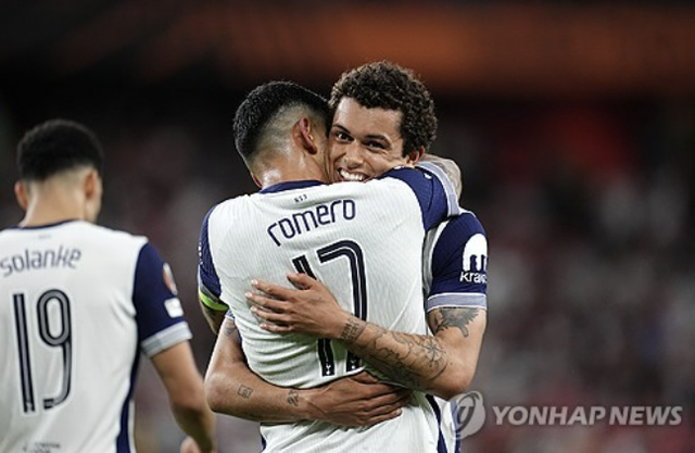 토트넘은 22일(한국시간) 오전 4시부터 스페인 빌바오의 에스타디오 산 마메스에서 맨체스터 유나이티드(잉글랜드)와 2024-2025시즌 유럽축구연맹(UEFA) 유로파리그 결승전을 치르고 있다. 부상에서 최근 복귀한 손흥민은 이날 경기에서 벤치 대기하는 중이다. 토트넘은 전반 42분 상대 수비수 루크 쇼의 자책골로 1-0 앞선 채 전반을 마쳤다. 이대로 끝나면 손흥민은 2015년 토트넘 입단 후 공식대회 첫 우승을 거머쥔다. 연합뉴스