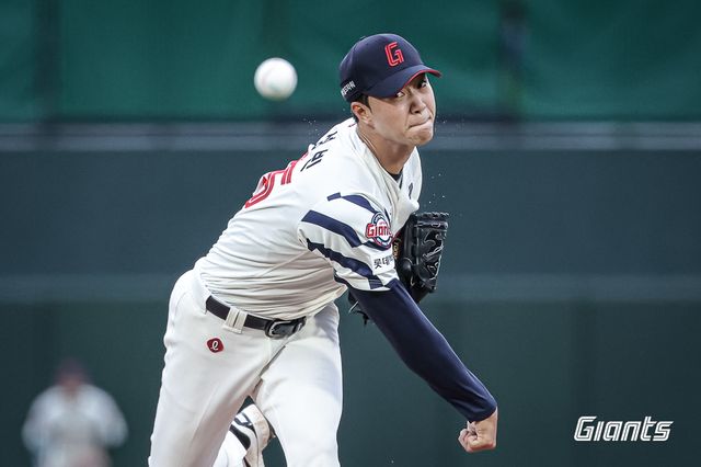 롯데 투수 윤성빈은 지난 20일 사직구장에서 열린 '2025 신한 SOL Bank KBO 리그' LG와 주중 3연전 첫 번째 경기에서 선발 등판했다. 최고 157㎞ 강속구에도 제구 난조에 발목이 잡혀 1이닝 9실점으로 조기 강판됐다. 롯데 자이언츠