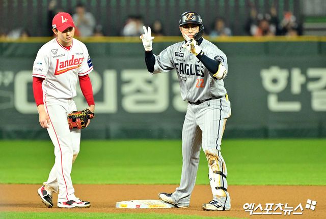 17일 오후 인천SSG랜더스필드에서 열린 '2025 신한 SOL Bank KBO리그' 한화 이글스와 SSG 랜더스의 경기, 4회초 2사 3루 한화 채은성이 1타점 2루타를 날린 후 타임을 요청하고 있다. 엑스포츠뉴스 DB