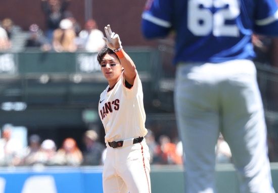 샌프란시스코 자이언츠 외야수 이정후가 22일 미국 캘리포니아주 샌프란시스코 오라클 파크에서 열린 2025 메이저리그 캔자스시티 로열스전에 3번 타자 중견수로 선발 출전해 2루타와 볼넷으로 멀티 출루 경기에 성공했다. 이정후는 시즌 14번째 2루타로 3경기 연속 안타 행진도 이어갔다. 연합뉴스