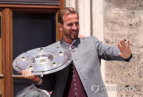 안지 포스테코글루 감독이 이끄는 토트넘 홋스퍼가 22일(한국시간) 스페인 빌바오에 있는 산마메스에서 열린 같은 프리미어리그 팀 맨체스터 유나이티드와의 2024-2025시즌 유럽축구연맹(UEFA) 유로파리그 결승전에서 브레넌 존슨의 결승 골로 1-0으로 승리해 우승을 차지했다. 손흥민은 이날 후반에 교체로 출전해 자신의 커리어 첫 트로피를 들어 올렸다. 지난 2015년 토트넘 입단 이후 10년 만에 들어 올린 트로피다.연합뉴스