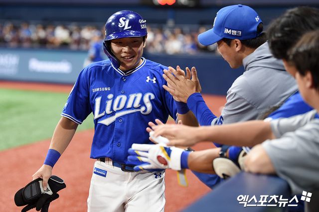 삼성 라이온즈 김지찬이 21일 고척 키움 히어로즈전에서 득점 후 축하 받고 있다. 엑스포츠뉴스 고척, 고아라 기자