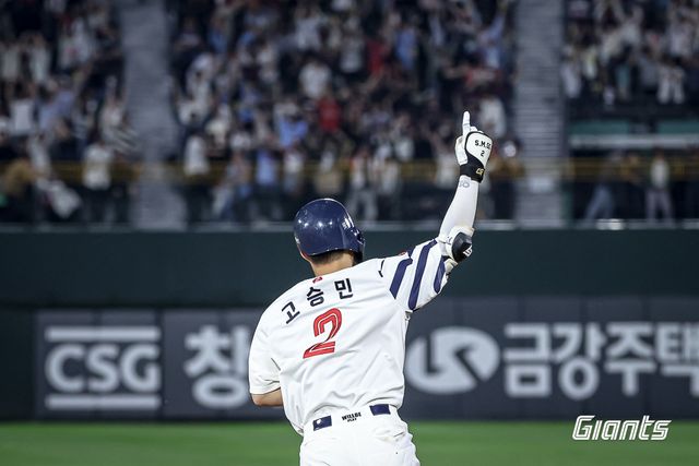 롯데와 LG는 21일 사직구장에서 열린 '2025 신한 SOL Bank KBO 리그' LG와 주중 3연전 두 번째 경기에서 7-7 무승부를 기록했다. 양 팀은 이틀 연속 치열한 접전을 펼쳤다. 롯데 자이언츠
