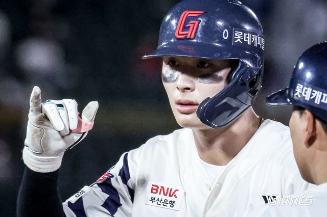 롯데와 LG는 21일 사직구장에서 열린 '2025 신한 SOL Bank KBO 리그' LG와 주중 3연전 두 번째 경기에서 7-7 무승부를 기록했다. 양 팀은 이틀 연속 치열한 접전을 펼쳤다. 롯데 자이언츠