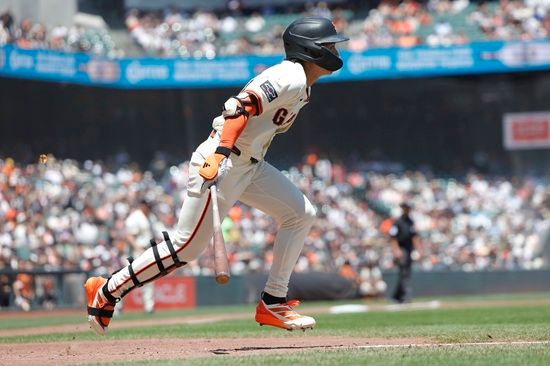 샌프란시스코 자이언츠 외야수 이정후가 22일 미국 캘리포니아주 샌프란시스코 오라클 파크에서 열린 2025 메이저리그 캔자스시티 로열스전에 3번 타자 중견수로 선발 출전해 2루타와 볼넷으로 멀티 출루 경기에 성공했다. 이정후는 시즌 14번째 2루타로 3경기 연속 안타 행진도 이어갔다. 연합뉴스