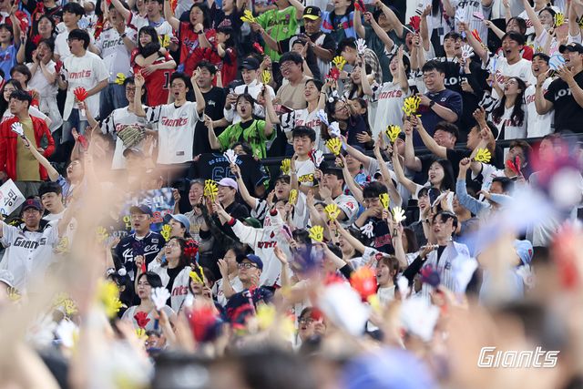 롯데와 LG는 21일 사직구장에서 열린 '2025 신한 SOL Bank KBO 리그' LG와 주중 3연전 두 번째 경기에서 7-7 무승부를 기록했다. 양 팀은 이틀 연속 치열한 접전을 펼쳤다. 롯데 자이언츠