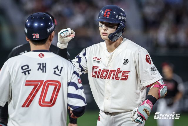 롯데 외야수 윤동희(오른쪽)는 21일 사직구장에서 열린 '2025 신한 SOL Bank KBO 리그' 롯데와 주중 3연전 두 번째 경기에서 7번타자 우익수로 선발 출전했다. 2회말과 5회말 적시타를 쳐 공격에 활력을 불어넣었다. 롯데 자이언츠