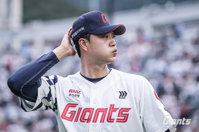 롯데 투수 윤성빈은 지난 20일 사직구장에서 열린 '2025 신한 SOL Bank KBO 리그' LG와 주중 3연전 첫 번째 경기에서 선발 등판했다. 최고 157㎞ 강속구에도 제구 난조에 발목이 잡혀 1이닝 9실점으로 조기 강판됐다. 롯데 자이언츠