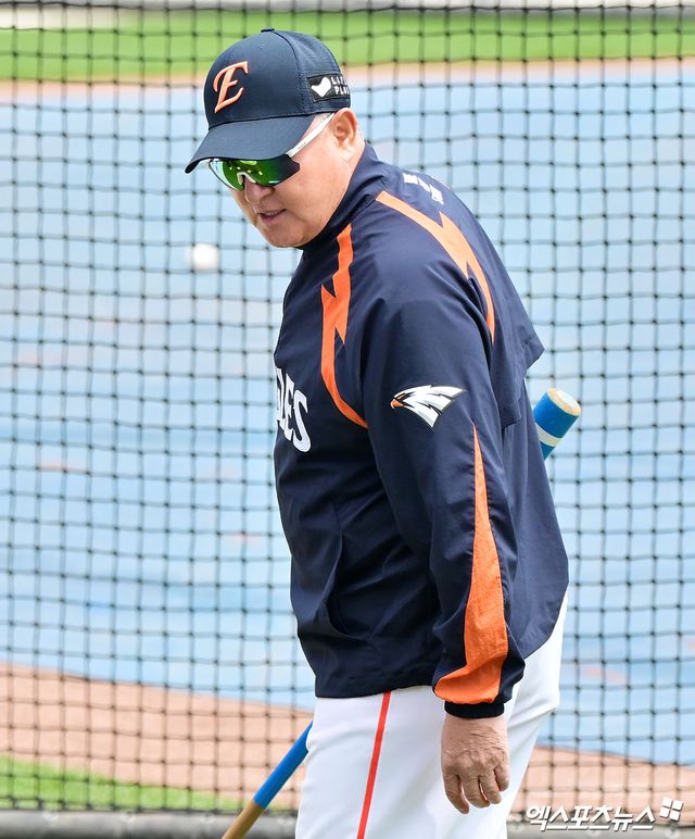 18일 오후 대전 한화생명 볼파크에서 열리는 '2025 신한 SOL Bank KBO리그' SSG 랜더스와 한화 이글스의 경기, 한화 김경문 감독이 선수들의 훈련을 지켜보고 있다. 엑스포츠뉴스 DB