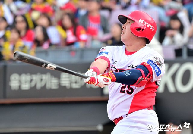 이범호(왼쪽) KIA 타이거즈 감독이 21일 수원 KT 위즈전에서 타격 슬럼프에 빠진 외야수 이우성을 선발 라인업에서 제외했다. 사진 엑스포츠뉴스 DB