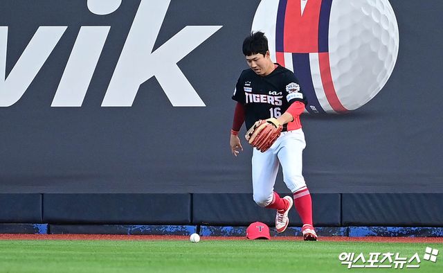 KIA 타이거즈 외야수 최원준이 21일 수원 KT위즈파크에서 열린 2025 신한 SOL Bank KBO리그 KT 위즈와의 팀 간 5차전에서 1회말 수비 실책을 범한 뒤 교체됐다. 사진 김한준 기자