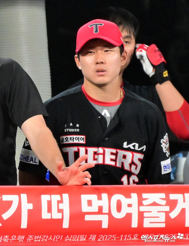 21일 오후 수원KT위즈파크에서 열린 '2025 신한 SOL Bank KBO리그' KIA 타이거즈와 KT 위즈의 경기, 9회초 KIA 최원준이 경기를 지켜보고 있다. 엑스포츠뉴스 수원, 김한준 기자
