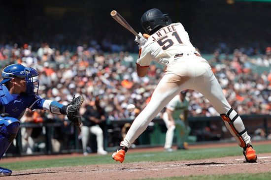 샌프란시스코 자이언츠 외야수 이정후가 22일 미국 캘리포니아주 샌프란시스코 오라클 파크에서 열린 2025 메이저리그 캔자스시티 로열스전에 3번 타자 중견수로 선발 출전해 2루타와 볼넷으로 멀티 출루 경기에 성공했다. 이정후는 시즌 14번째 2루타로 3경기 연속 안타 행진도 이어갔다. 연합뉴스