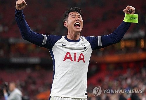 안지 포스테코글루 감독이 이끄는 토트넘이 22일(한국시간) 스페인 빌바오에 있는 산마메스에서 열린 맨체스터 유나이티드와의 2024-2025시즌 유럽축구연맹(UEFA) 유로파리그 결승전에서 브레넌 존슨의 결승 골로 1-0으로 승리해 우승을 차지했다.&nbsp;연합뉴스