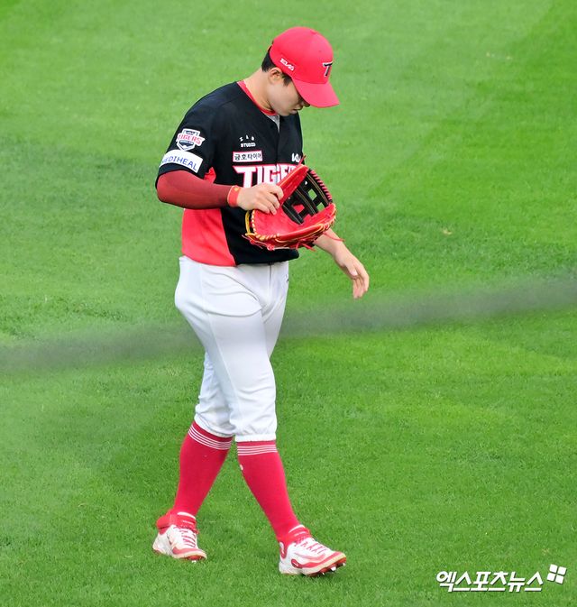 KIA 타이거즈 외야수 최원준이 21일 수원 KT위즈파크에서 열린 2025 신한 SOL Bank KBO리그 KT 위즈와의 팀 간 5차전에서 1회말 수비 실책 후 곧바로 교체, 게임을 마감했다. 사진 김한준 기자